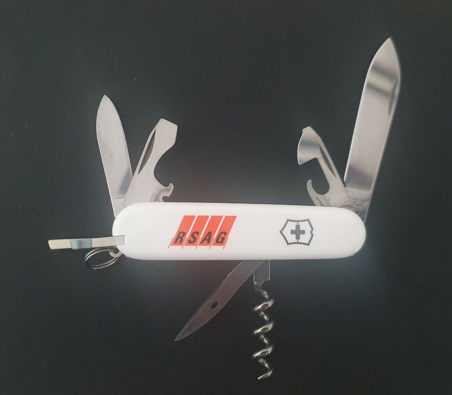 Victorinox Coltelli tascabile: 3 Victorinox Sackmesser mit Logo – Nuovo (secondo la descrizione) da Härkingen venduto da MarianneSi 2