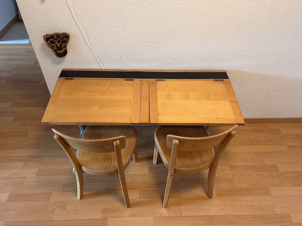 Scrivanie: Schulpult vintage mit passenden Stühlen – Usato da Bern venduto da sophienadine 3