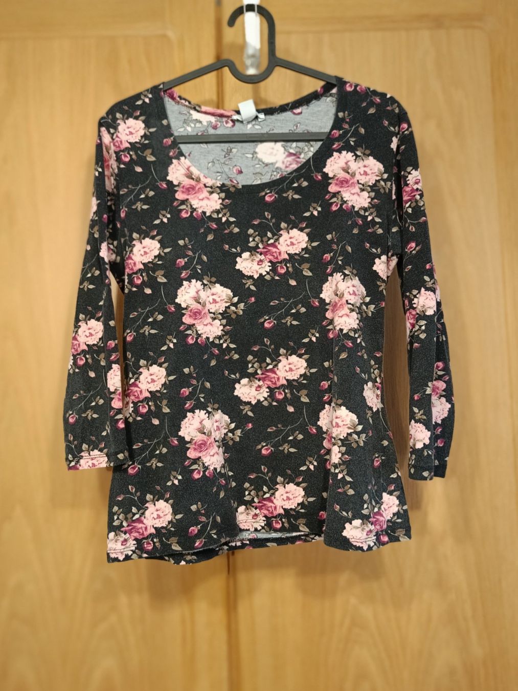 Top: Schwarzes Langarmshirt mit Rosenmuster | Gr. L – Usato da Zürich venduto da Atelier.Second