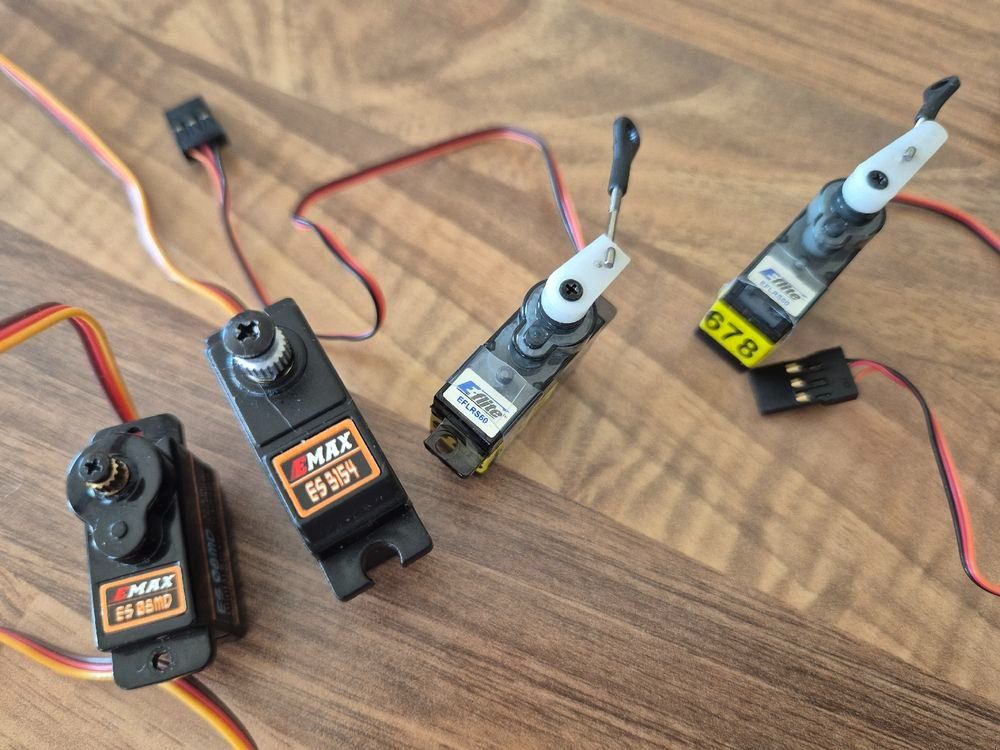 Modellismo RC: 2 Servos EMax + 2 Servos EFLR S60 + 4 Servos WK-7.6-3 – Usato da Pfeffikon LU venduto da LauLauDive 1