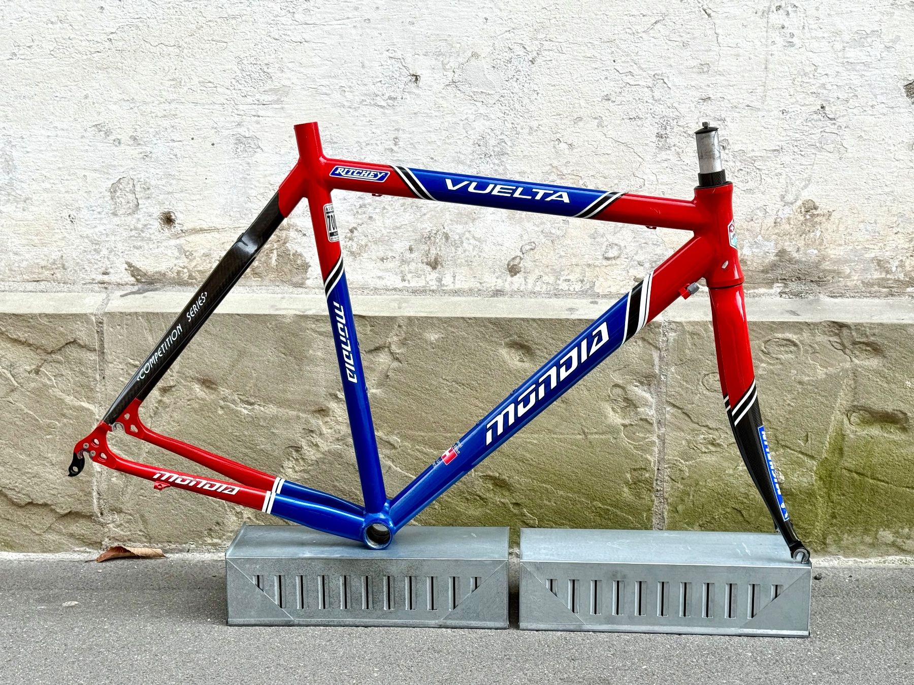 Mondia Ersatzteile: MONDIA VUELTA Aluminium-Carbon Rennvelo Rahmen 55 TOPZ. 2603 – Gebraucht aus Luzern von bikeandbeltcom