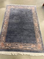 Orientteppich blau mit Blumenmuster, gebrauchter Zustand