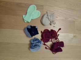 Handgestrickte Babyfäustlinge und Socken, Finken