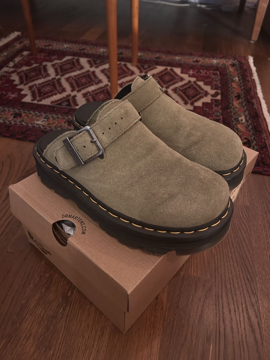Dr. Martens Damenschuhe: Dr Martens green suede Clogs EU38 – Neu (gemäss Beschreibung) aus Zürich von AriadneK