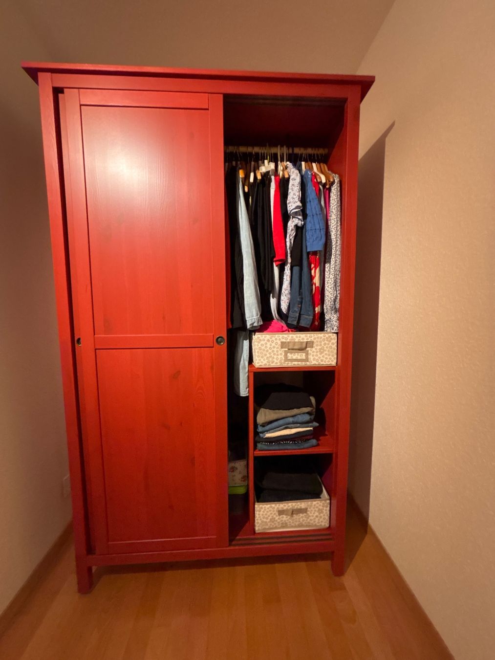 Kleiderschrank mit 2 Schiebetüren, rot Hemnes (Gebraucht) in Oberwil-Lieli für CHF 15 – nur Abholung auf Ricardo kaufen
