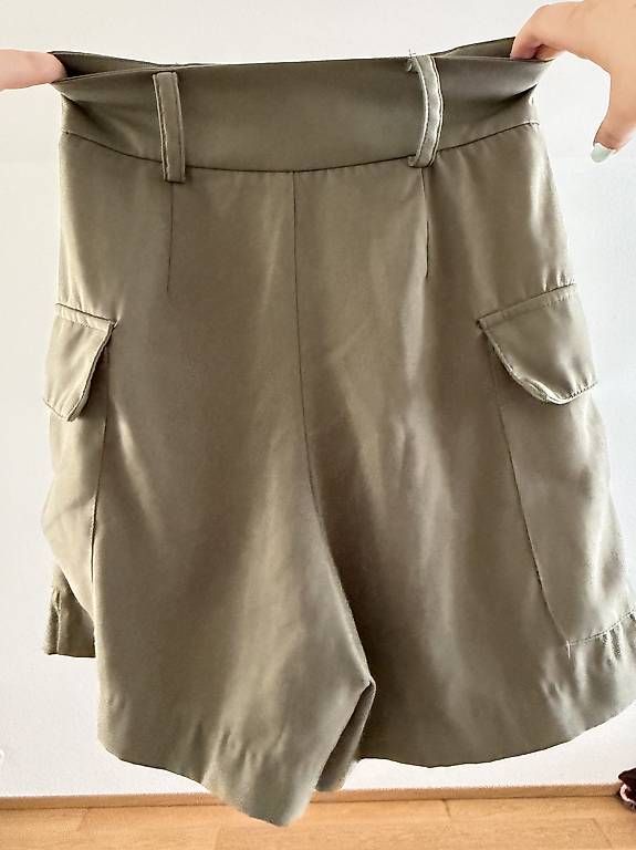 Pantaloni: AMISU CARGO SHORTS GR. 34 – Usato da Niederhasli venduto da agn_28zq 1