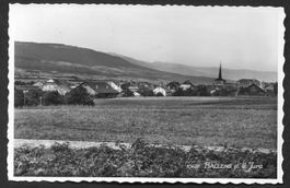 Ballens Dorfansicht mit Jura