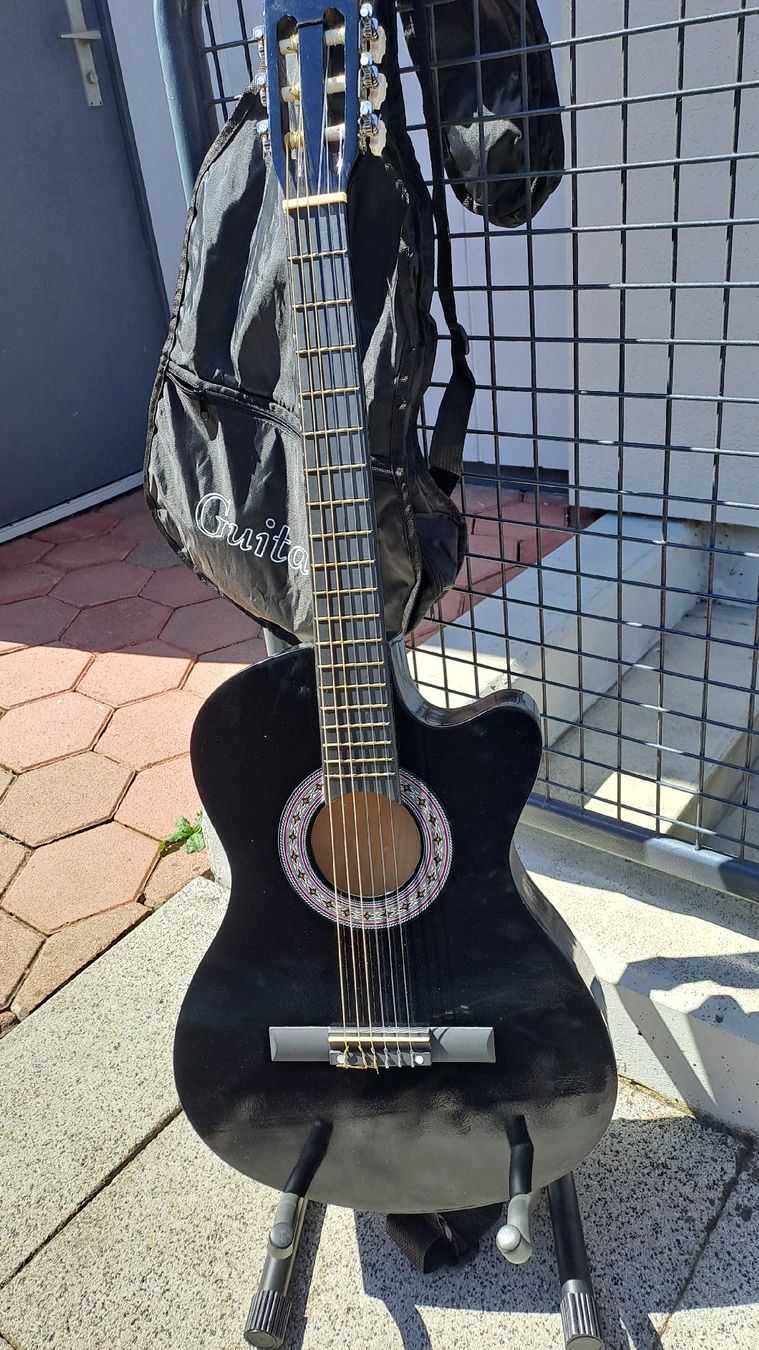 Musikinstrumente: Gitarre Akustik schwarz mit Tasche gebraucht – Gebraucht aus Etziken von kre_c6vd