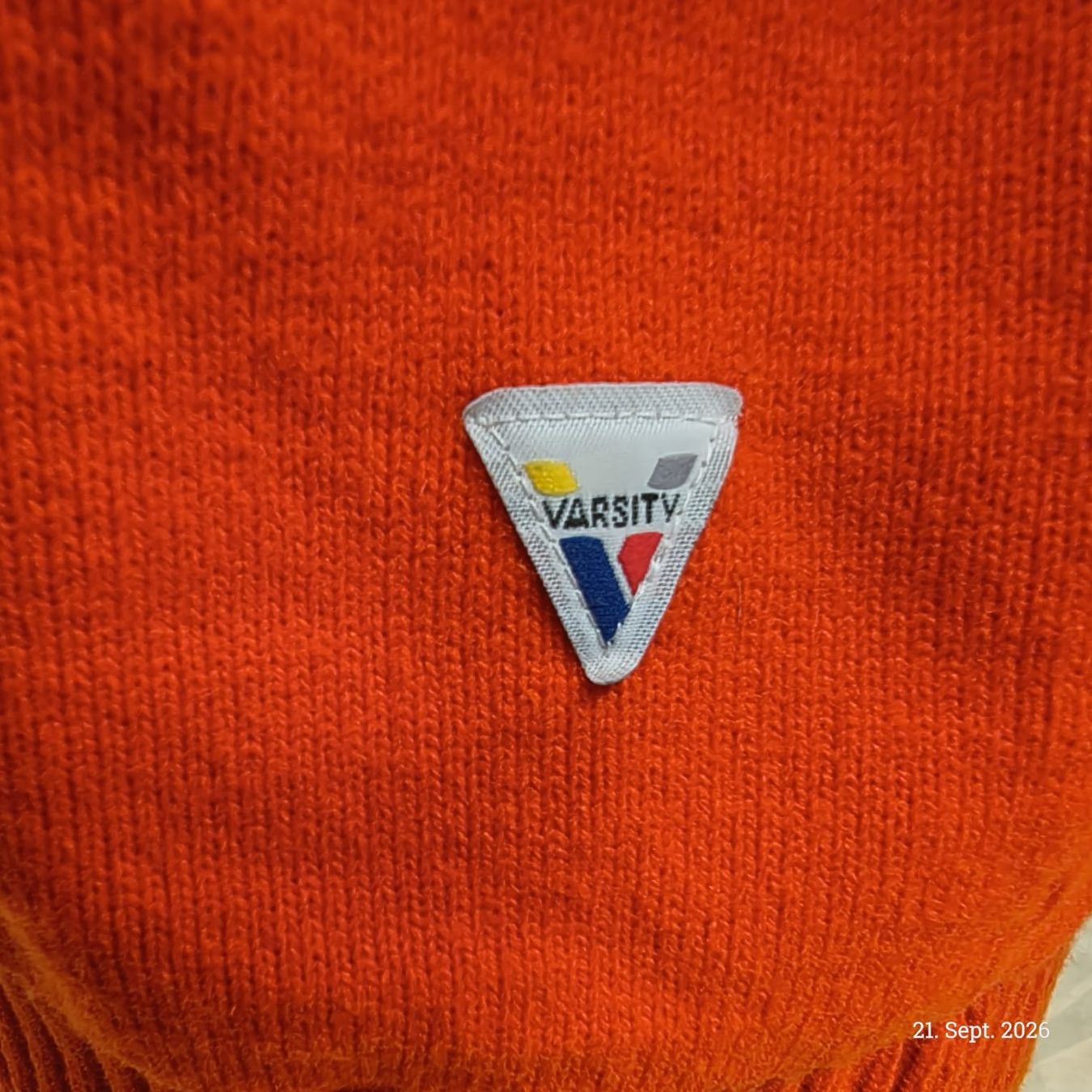Maglioni & Felpe: Pullover Varsity orange mit weissen Streifen gebraucht – Usato da Emmetten venduto da SecondhandSiska 2