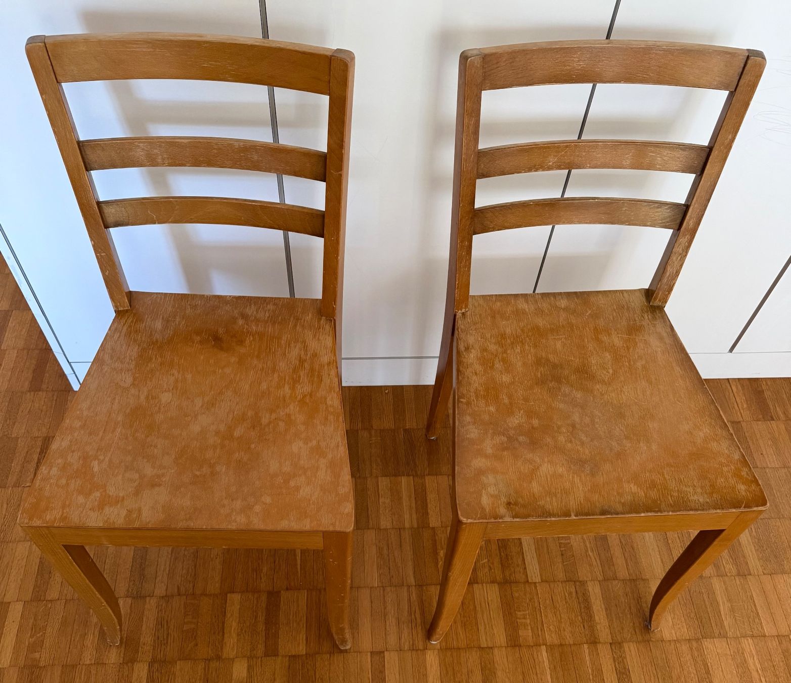 Chaises: 2 Holzstühle – D'occasion à Adliswil par fitzcarraldo