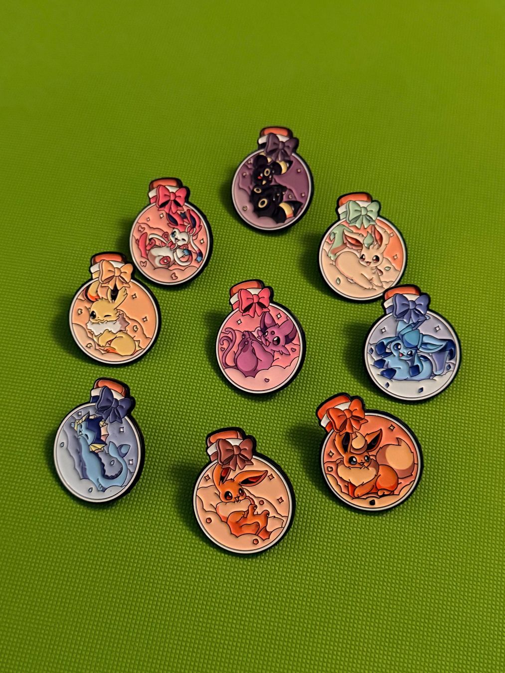 Pokémon Sammelbilder & Trading cards: Pokemon Eeveelution Pins – Neu (gemäss Beschreibung) aus Rüti ZH von Staymad 1