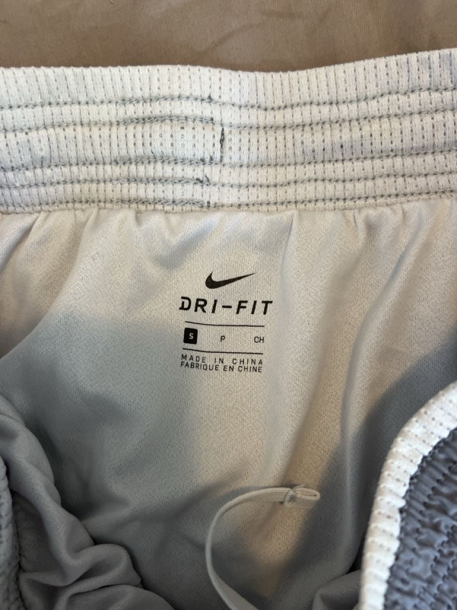 Nike Pantaloni: Nike Running Shorts – Usato da Zürich venduto da fla_2552 1