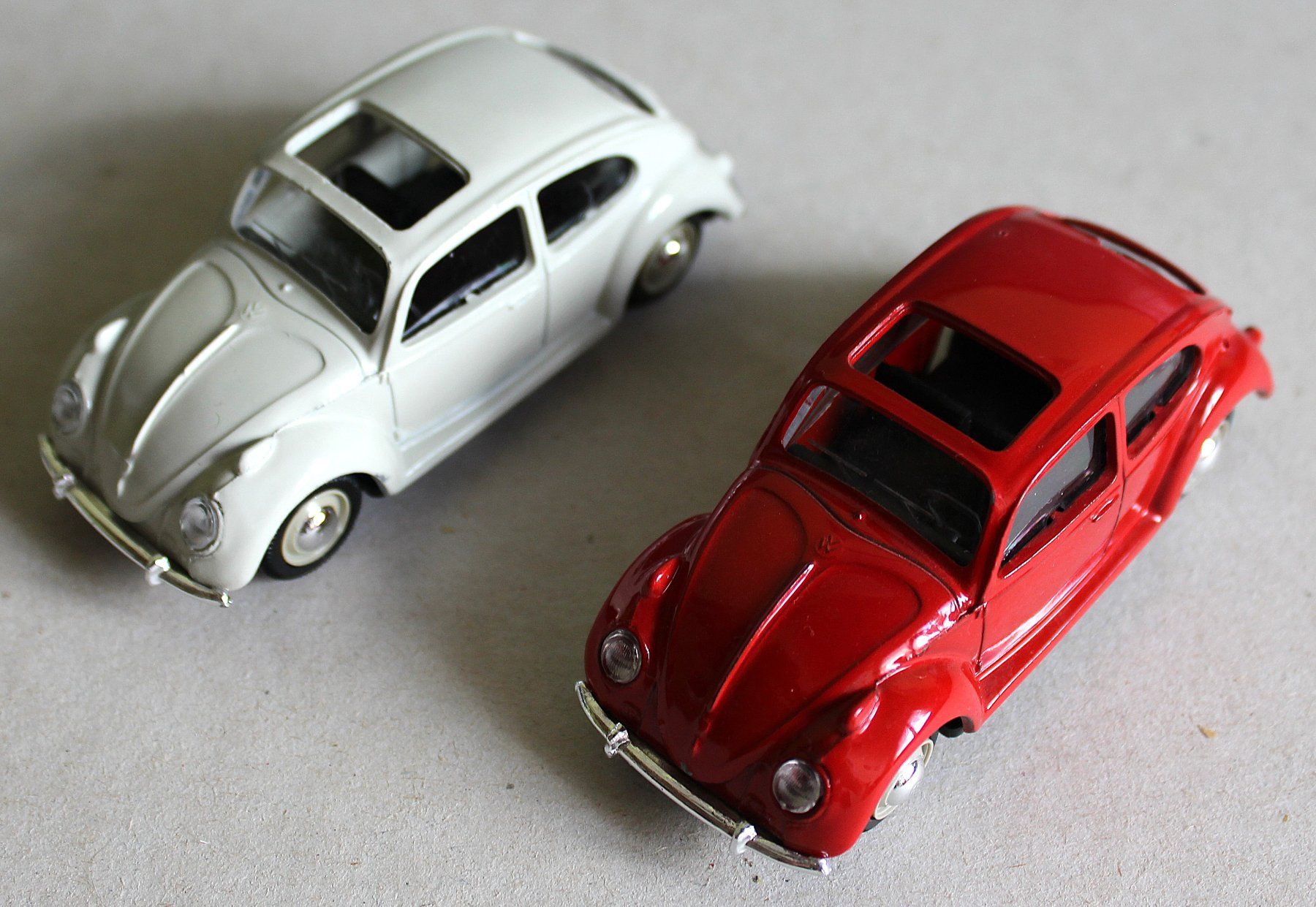 Volkswagen Modellini d'auto: 2 Norev VW Käfer Modellautos 1:43 – Nuovo (secondo la descrizione) da Worblaufen venduto da Cookie23