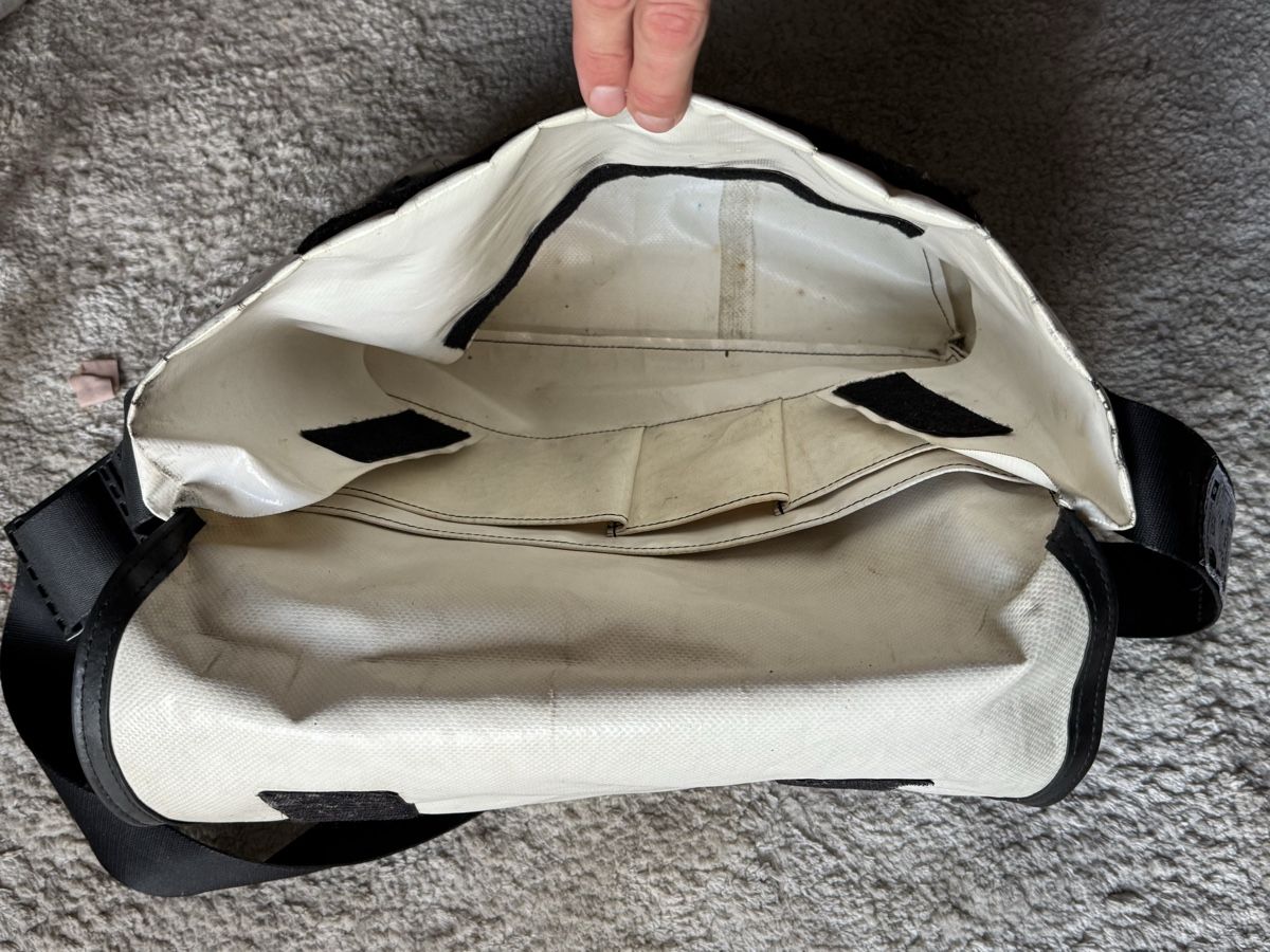 Freitag Borse: Sac Freitag noir/blanc taille moyenne – Usato da Lausanne venduto da huggylesbonstuyaux01 4