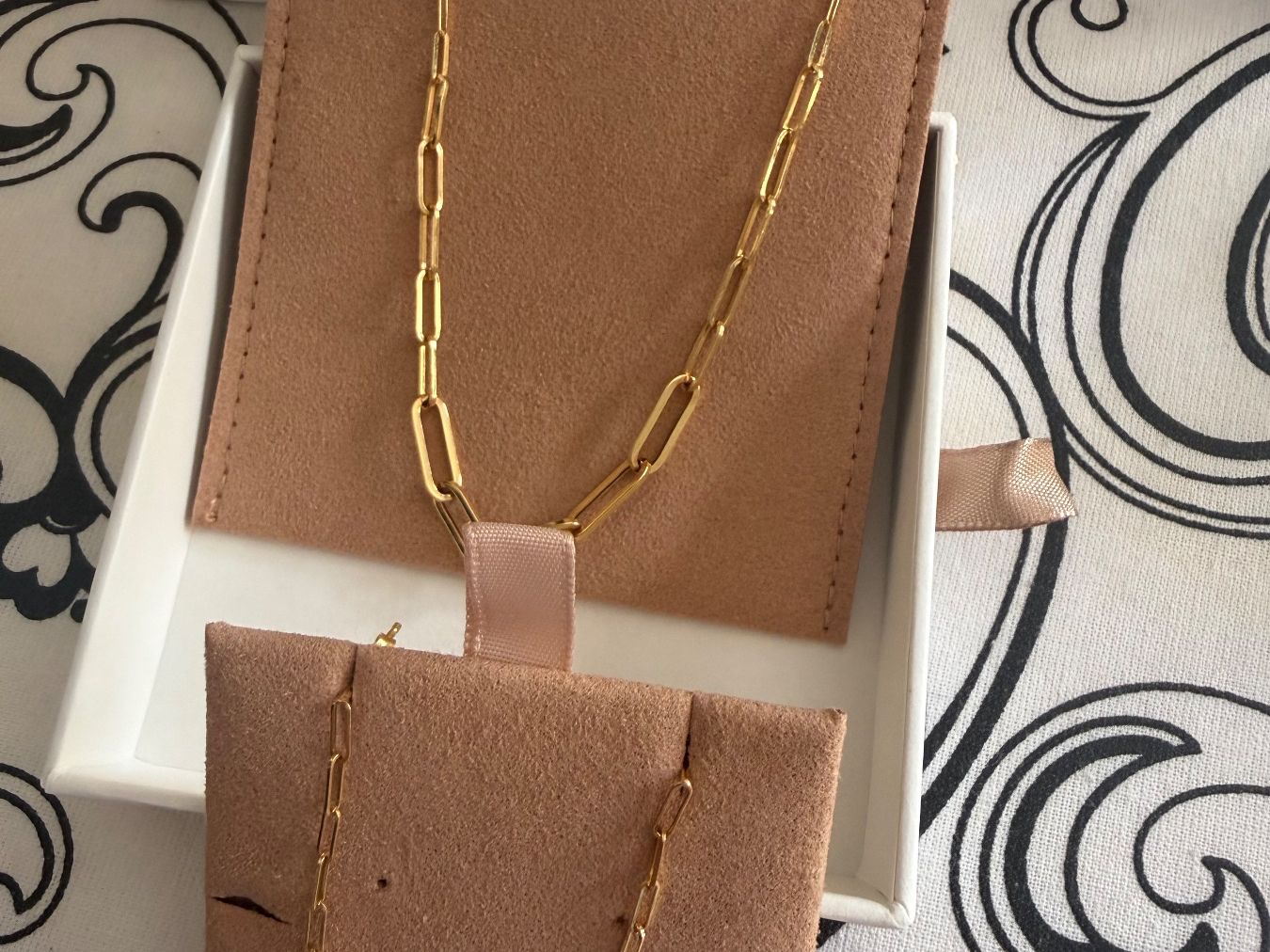 Altri gioielli: 18 carat set neuf avec certificat – Nuovo e nell'imballaggio originale da St-leonard venduto da Lilliii