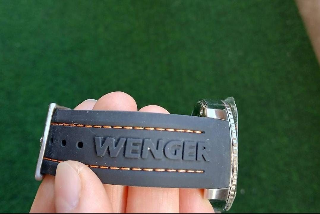 Wenger Orologi: Wenger Armbanduhr schwarz orange  – Nuovo (secondo la descrizione) da Tschingel venduto da Olivia.S 2