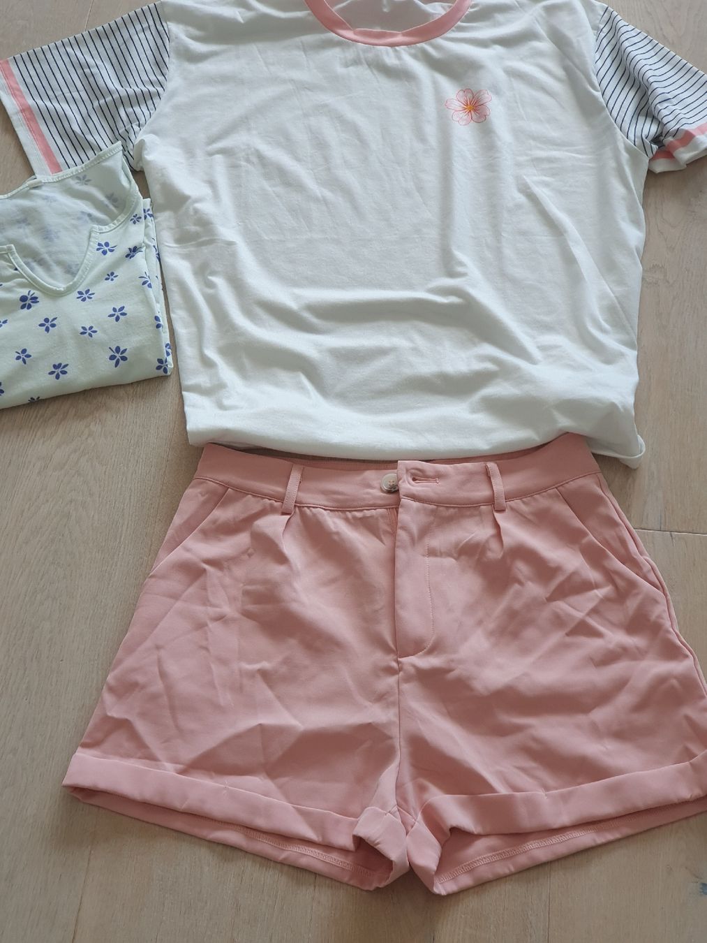 Lotti di vestiti: Shorts und 2 Shirts – Nuovo (secondo la descrizione) da Stalden (Sarnen) venduto da Leikerli 1