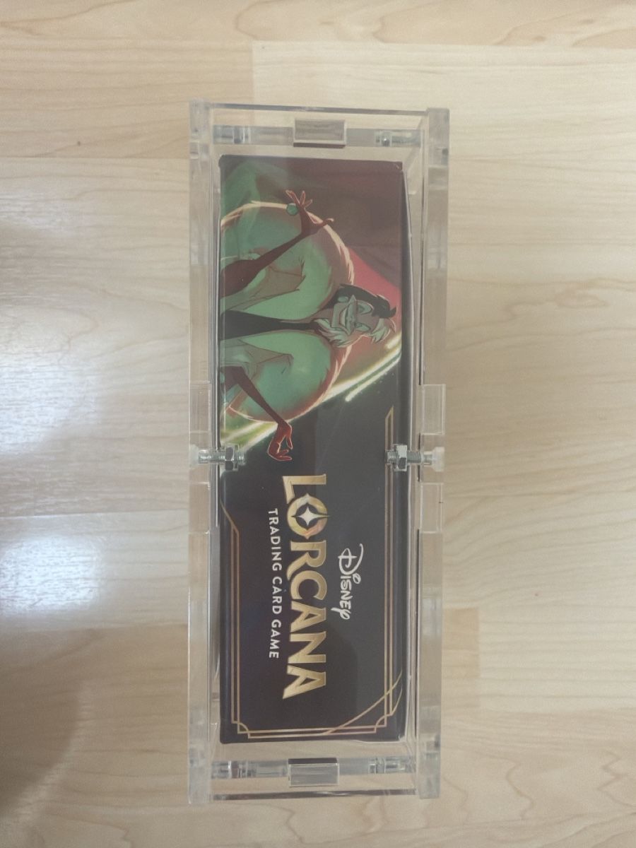 Disney Carte collezionabili: Lorcana First Edition First Print Display Englisch with Case – Nuovo e nell'imballaggio originale da Hubersdorf venduto da Der_sammel_shop 3