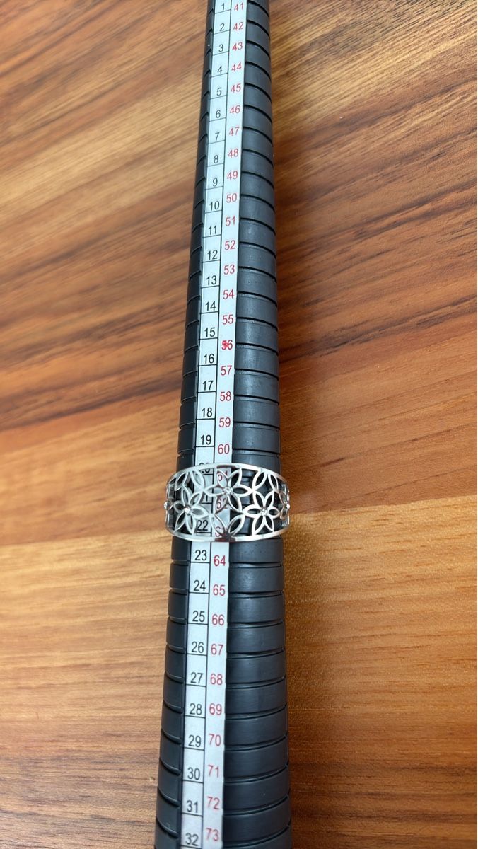Anelli: Ring aus Edelstahl mit Blumenmuster – Nuovo e nell'imballaggio originale da Muri AG venduto da ReBoutique