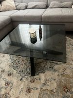 Elegante Glas Couchtisch mit schwarzem Metallfuss 