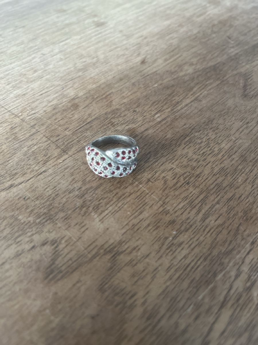 Bagues: Ring mit roten Steinchen – D'occasion à Villnachern par Nadeos