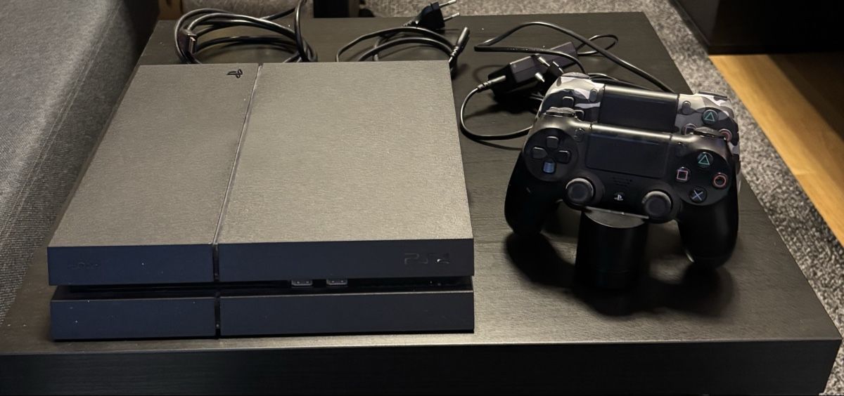Sony Consoles: Ps4 2TB, Ladestation für Controller, 2 Controller & Games – D'occasion à Zollikofen par laraa_ 1