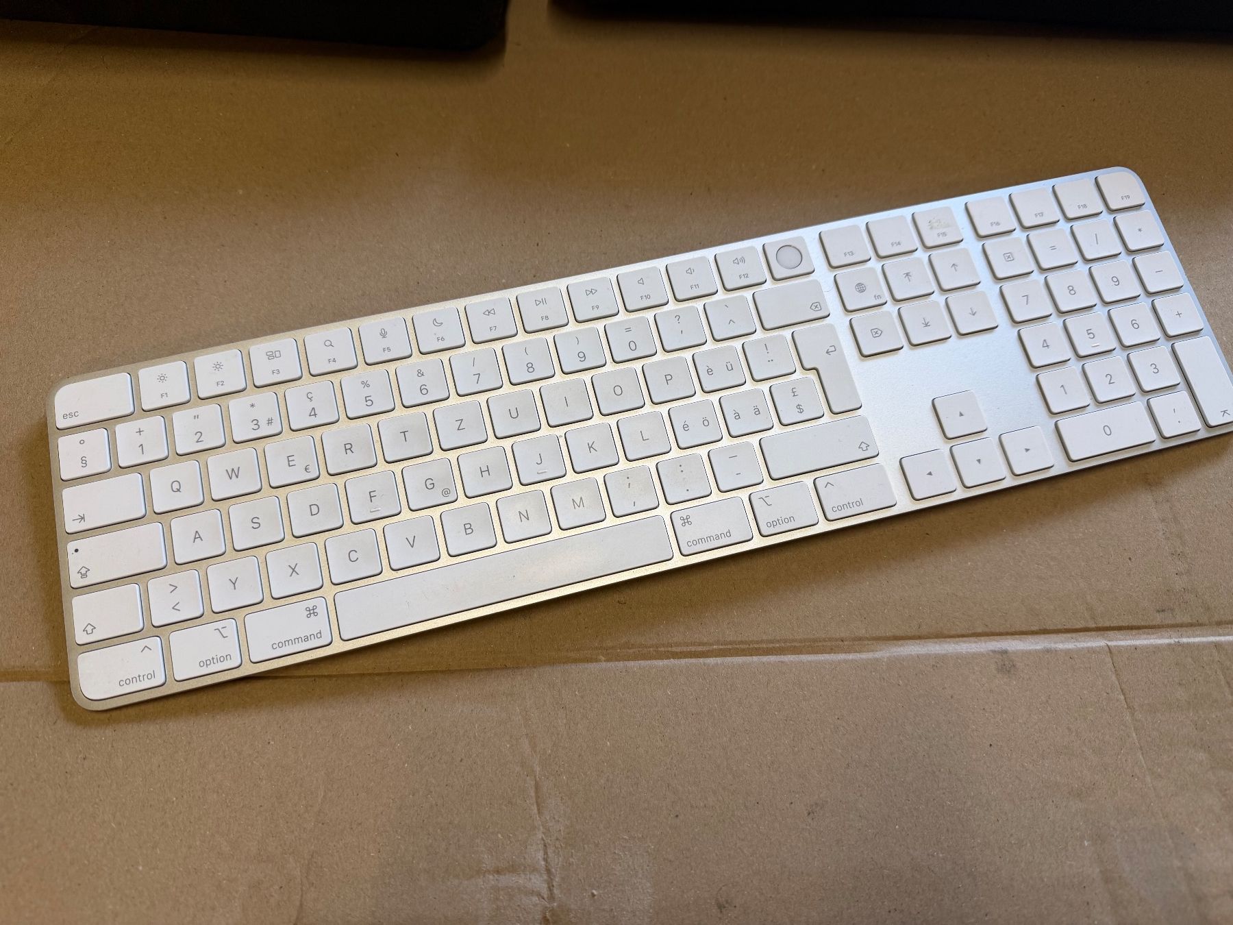 Apple Tastaturen: Apple Magic Keyboard - Neuwertig, CH-Layout, Schnäppchen! – Gebraucht aus Zürich von Zvijerka