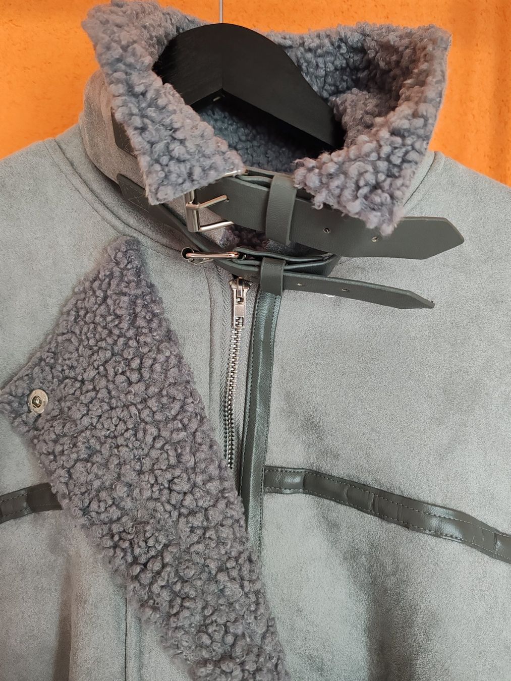 Giacche: Neue, graue Kunstleder-Jacke – Nuovo (secondo la descrizione) da Egnach venduto da bgdo26 2