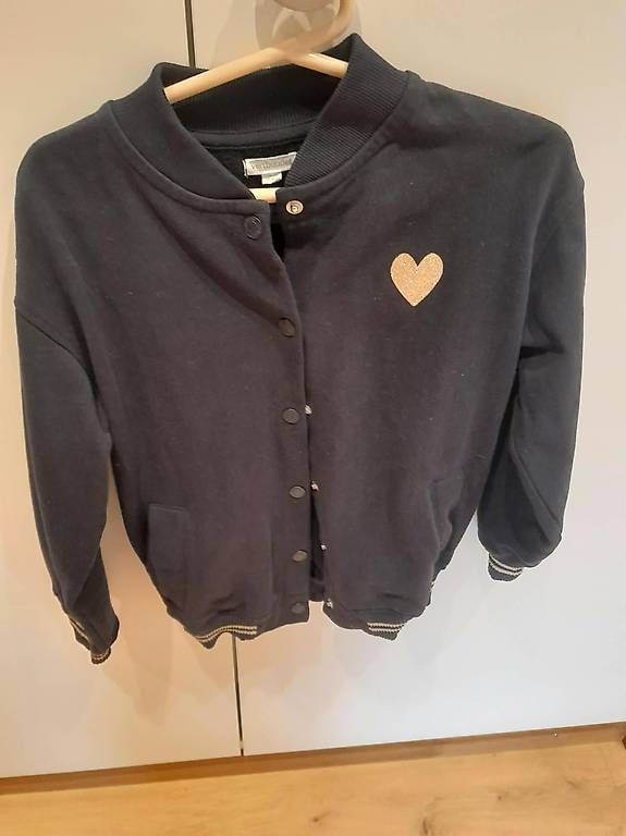 Vestes & Manteaux: Sweatjacke gr 140 eher 134 – D'occasion à Buochs par DODGEO11