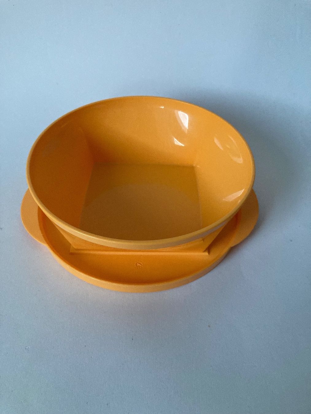 Tupperware Recipients et similaires: Récipient orange Tupperware – D'occasion à Frasses par soowoo12 1