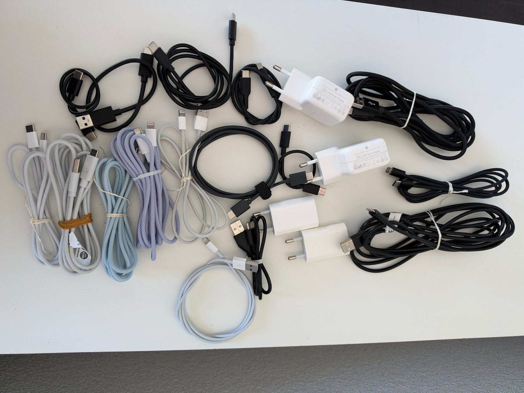 Câbles: Lot chargeurs et câbles USB-C / Lightning – D'occasion à Fully par Avranville