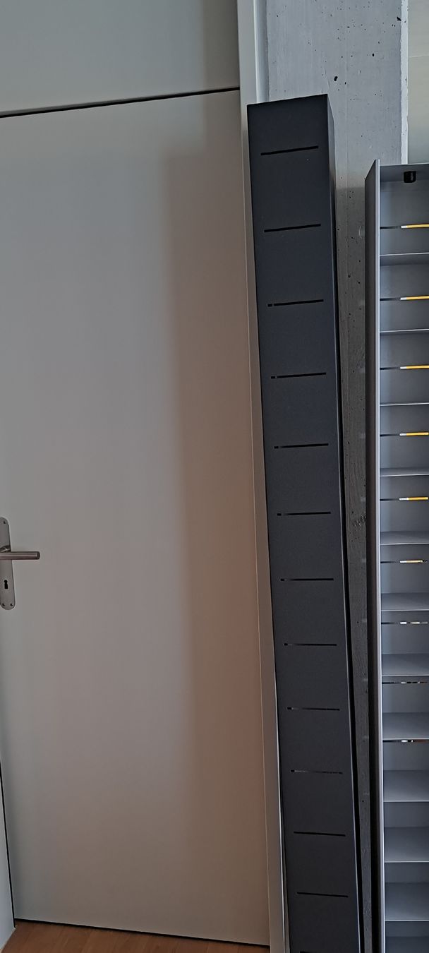 Racks & Supports: CD - Ständer 1xgrau, 1x schwarz – D'occasion à Steffisburg par epf_5nnt 2