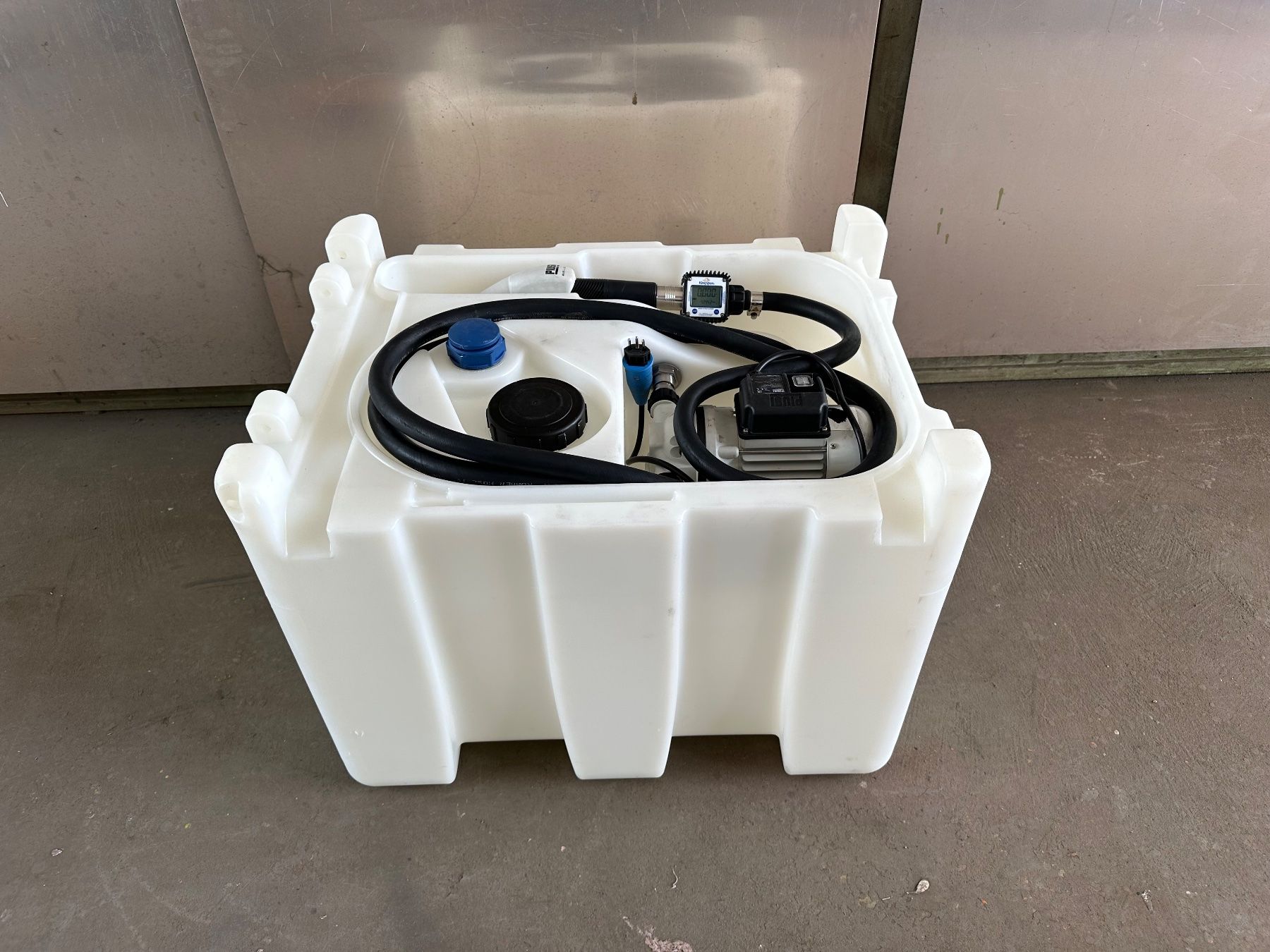 Sonstiges Fahrzeugzubehör: AdBlue Tank mit Pumpe – Gebraucht aus Gossau SG von SKIG93