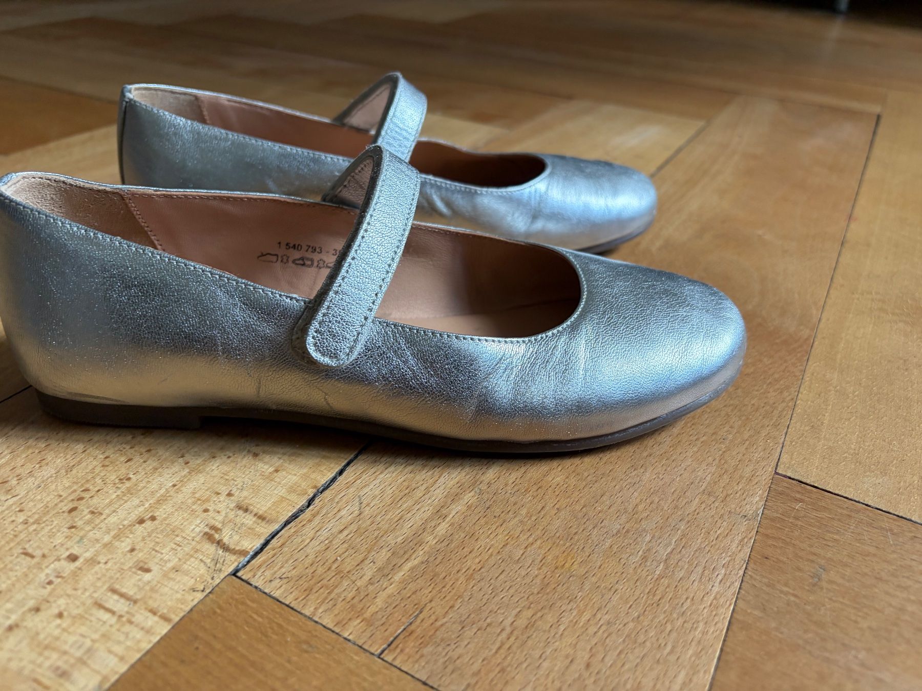 Scarpe per ragazze: Silberne Mädchen Schuhe Gr.35 von Varese – Usato da Luzern venduto da Doncorleone 4