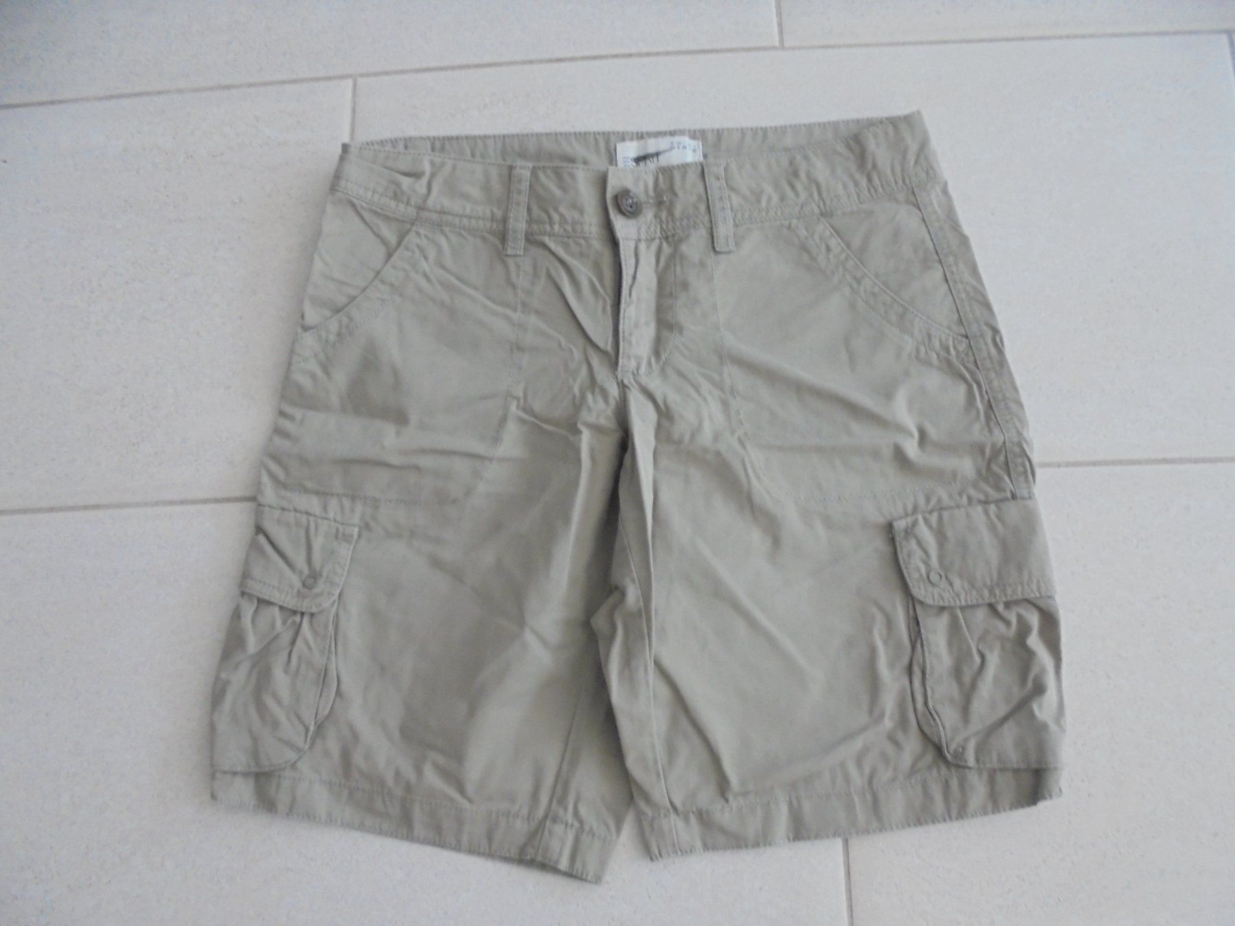 Esprit Pantaloni: ESPRIT SHORTS GR.34 – Usato da Rotkreuz venduto da Samballi