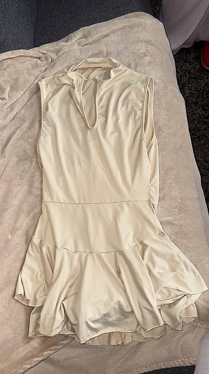 Vestiti: BEIGES SATIN-KLEID MIT EINGENÄHTE HOSE – Usato da Gossau SG venduto da 2002gomes2002 1