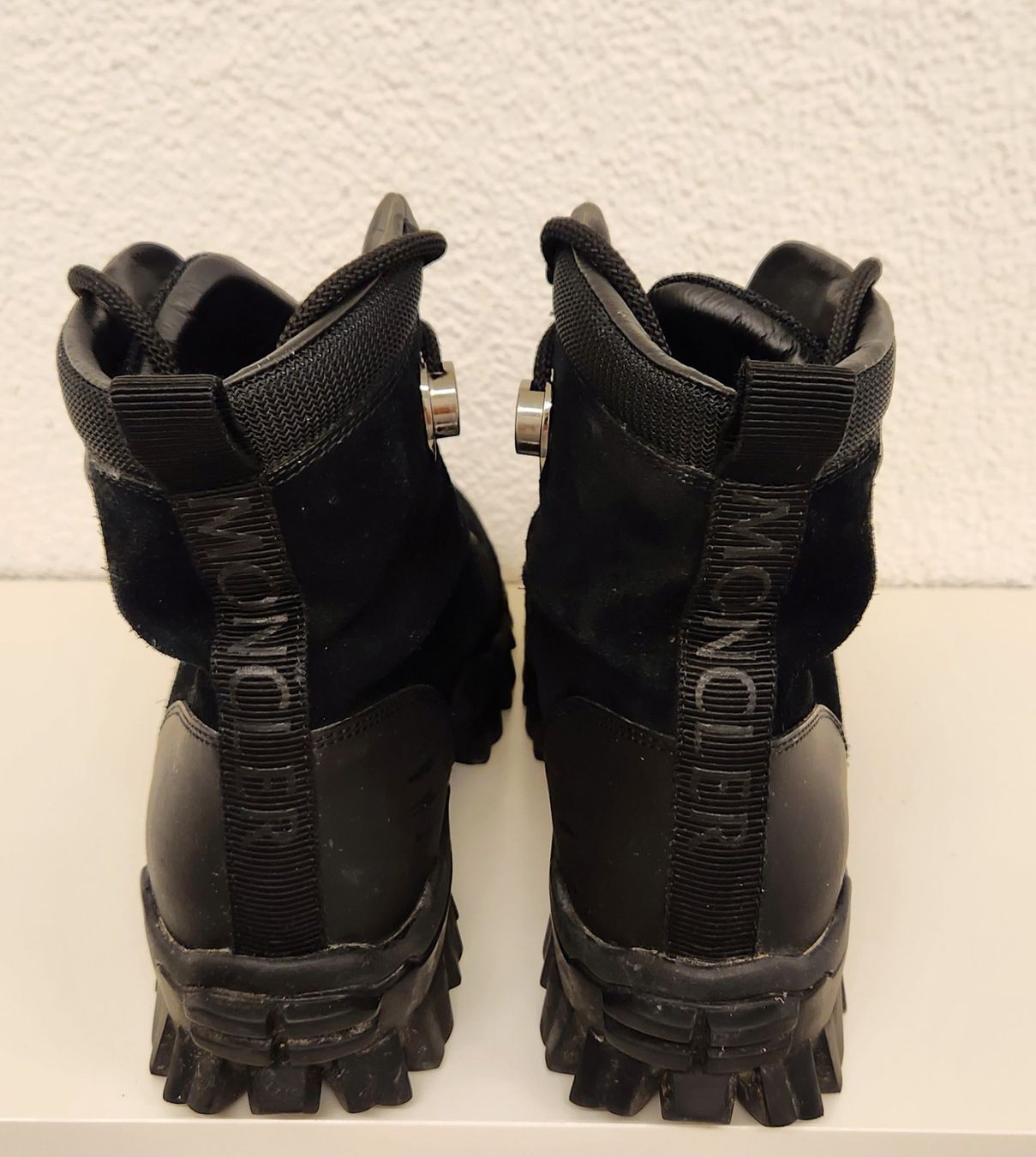 Moncler Damenschuhe: MONCLER Stiefeletten Wildleder Helis Gr. 38 – Gebraucht aus Wollerau von CH8832