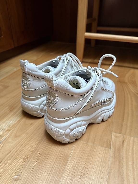 Chaussures femmes: Buffalo Sneaker Weiss – D'occasion à Winkel par jbuchwalder17 1
