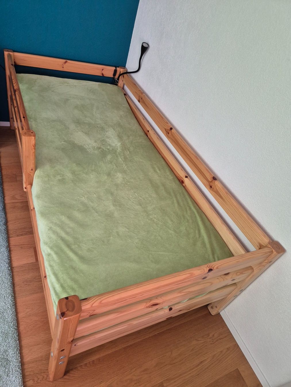 Flexa Letti: Flexa Bett mit 1/2 Absturzsicherung – Usato da Mettmenstetten venduto da Karnataka