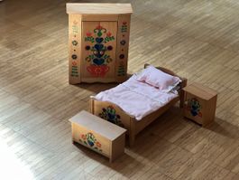 Spielmöbel-Set Holzbett, Nachttisch Brustschrank