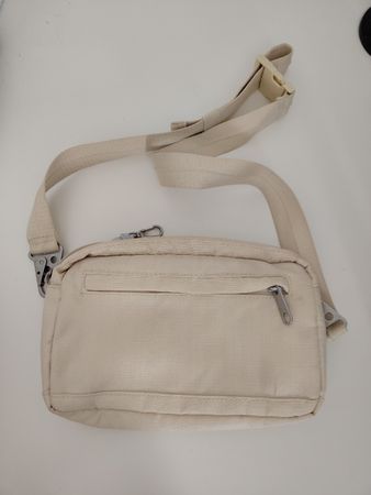 Tasche beige mit verstellbarem Gurt