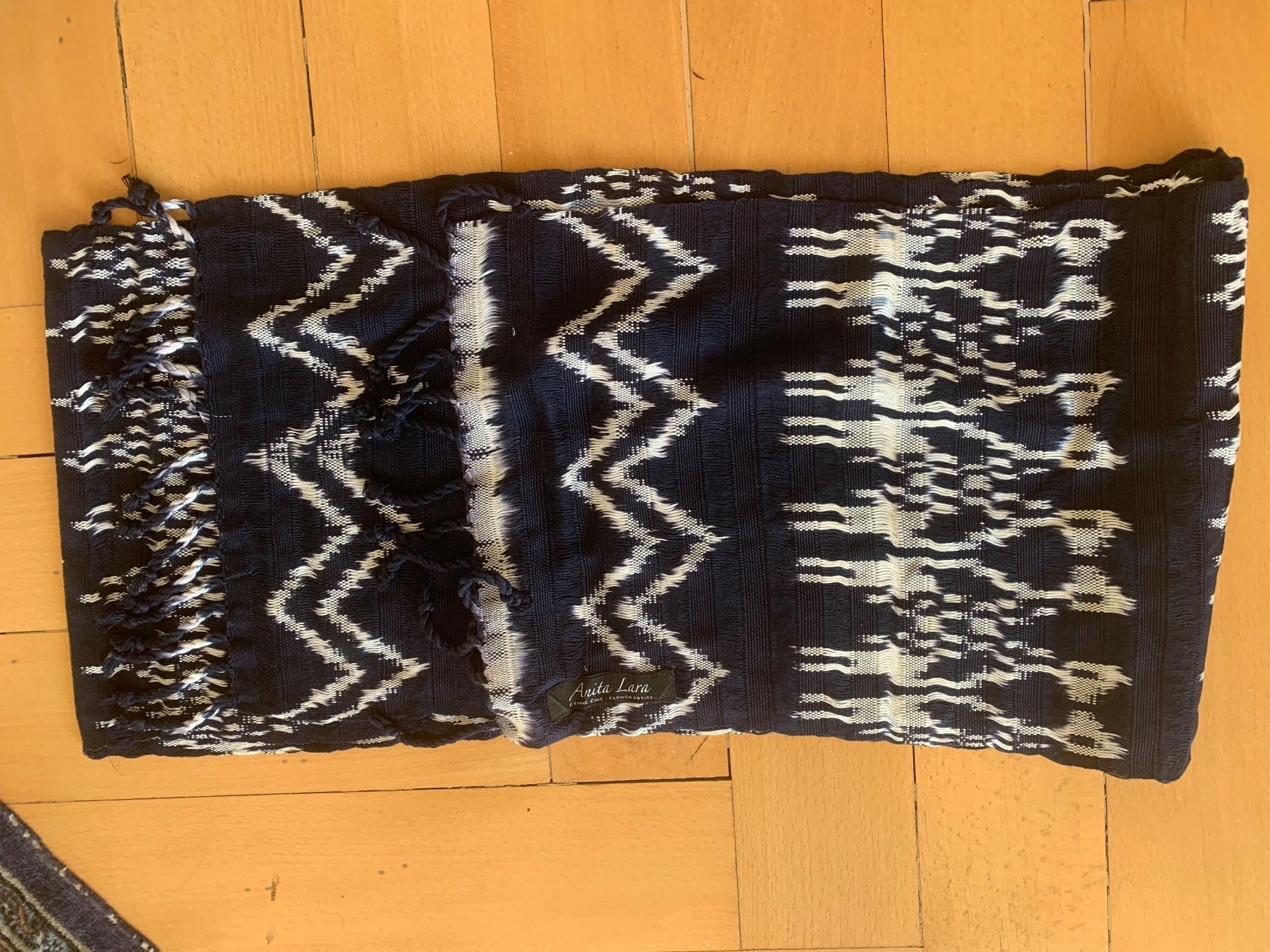 Foulards, Tücher & Schals: Echarpe ethnic bleu / blanc – Gebraucht aus Küssnacht am Rigi von FFKA