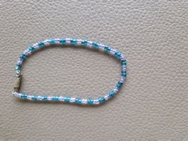 Armband aus blauen Beads