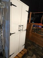 Schrank aus massivholz und edlem Metallbeschlag