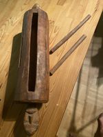 Schlitztrommel aus Holz handgeschnitzt mit Stöcken 