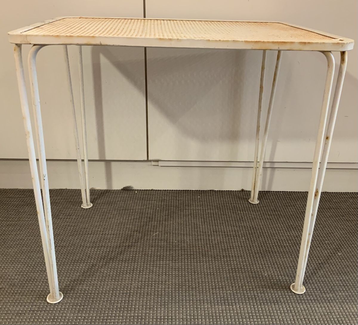 Tische: Petite table en métal perforé de style  Mathieu Matégot – Gebraucht aus rolle von Tontonjulot 3