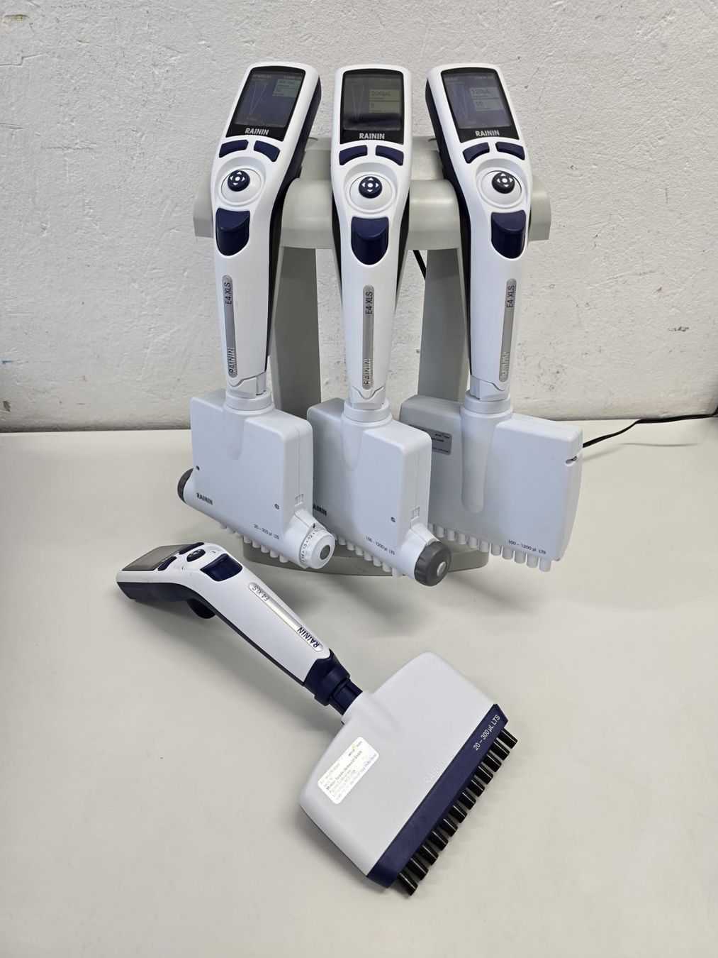 Mettler Toledo Messen: Rainin E4 XLS LTS 4er Pipetten Set mit Station – Gebraucht aus Niederdorf von LeptonAG_Labor