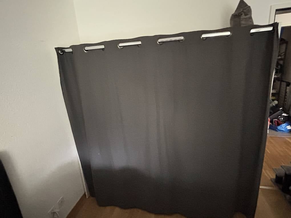 Armadi: Kleiderschrank mit Stoffvorhang – Usato da Steffisburg venduto da nic_d2f7