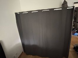 Kleiderschrank mit Stoffvorhang