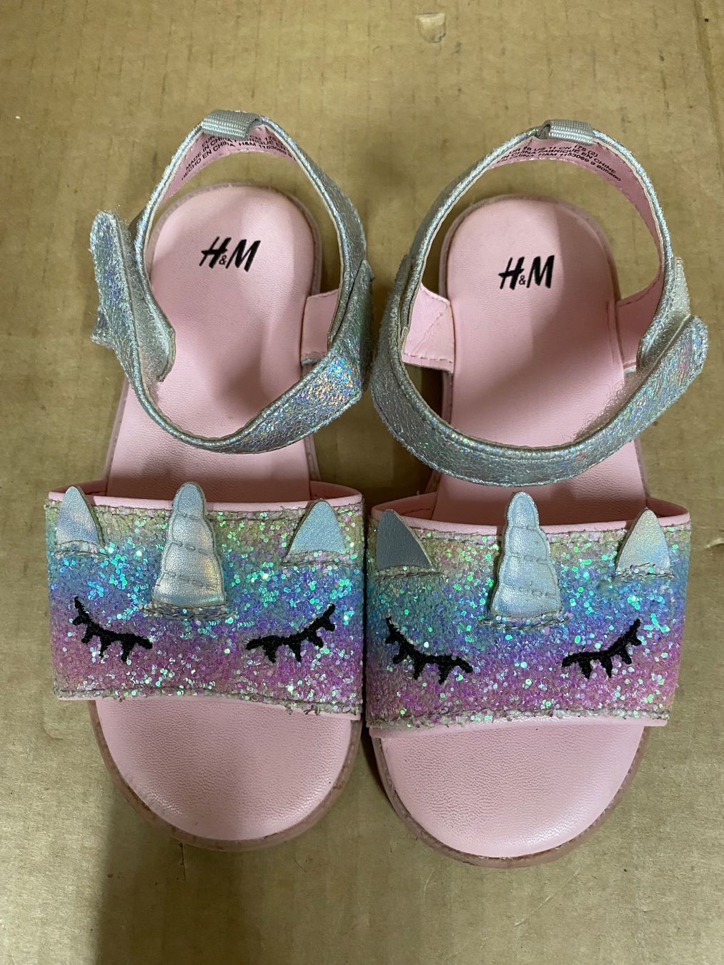 H&M Chaussures filles: Sandalen Einhörner Grösse 28 – D'occasion à Eschlikon TG par RamonaSt